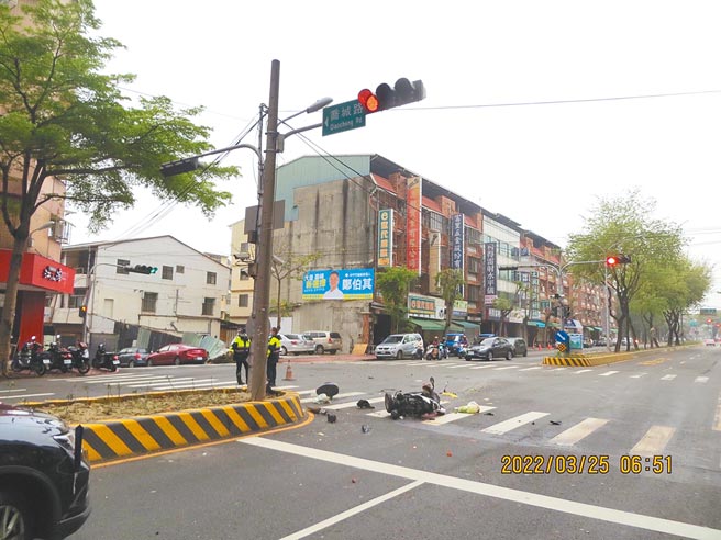 台中大里大智路與喬城路口25日約6時發生自小客、騎士追撞車禍，BMW酒駕失速撞飛女騎士慘死，現場機車零件散落一地。（民眾提供）