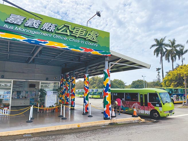 油价处于高点加上人力荒，嘉义县公车处咬牙苦撑，盼公路总局尽快补助。（张亦惠摄）