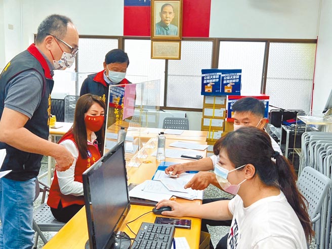 国民党台南市议员提名登记25日截止，童小芸（左二）是目前唯一登记的新人。（童小芸提供／程炳璋台南传真）