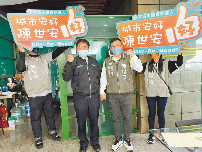 民进党台南市议员初选登记25日截止，陈世安由台南市长黄伟哲（左二）陪同登记。（程炳璋摄）