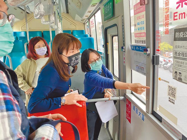 国民党高雄巿议员李雅静（右二）日前会勘整併凤山线文化公车的橘8公车，建议导览的QR Code从车窗上改到座椅后面。（李雅静提供／曹明正高雄传真）