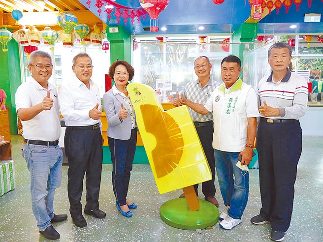 民进党前镇、小港资深议员林宛蓉（左三）25日声明放弃连任，但担任巿议会农林委员会召集人的她，仍为民喉舌率队考察。（高雄巿议会提供／曹明正高雄传真）