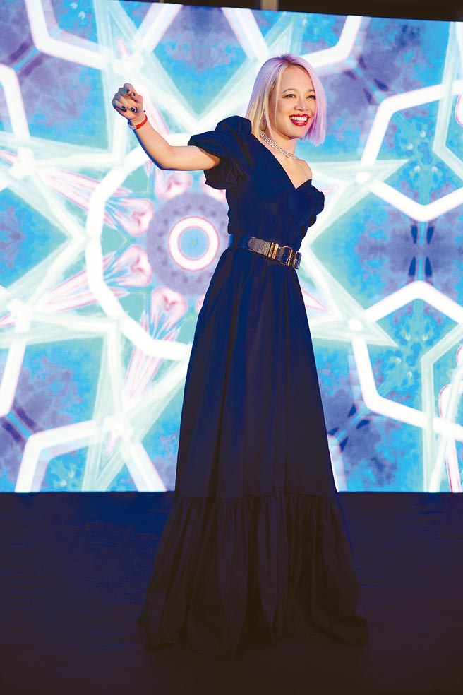 戴爱玲前晚在台北101的85楼景观餐厅盛大举办发片派对。（华纳音乐提供）