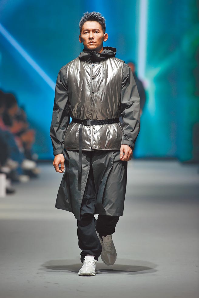 温升豪以oqLiq 2022秋冬系列重回伸展台远走秀。（臺北时装周提供）
