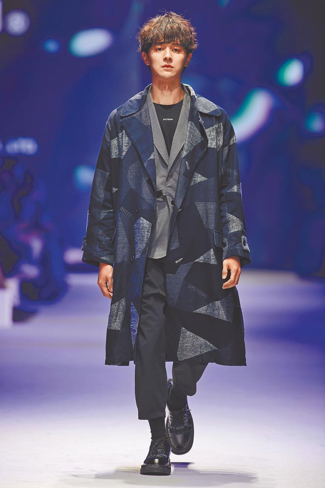 张轩睿为DYCTEAM演绎与台湾在地布厂福懋兴业合作的服装，展现有型帅气的样貌。（臺北时装周提供）