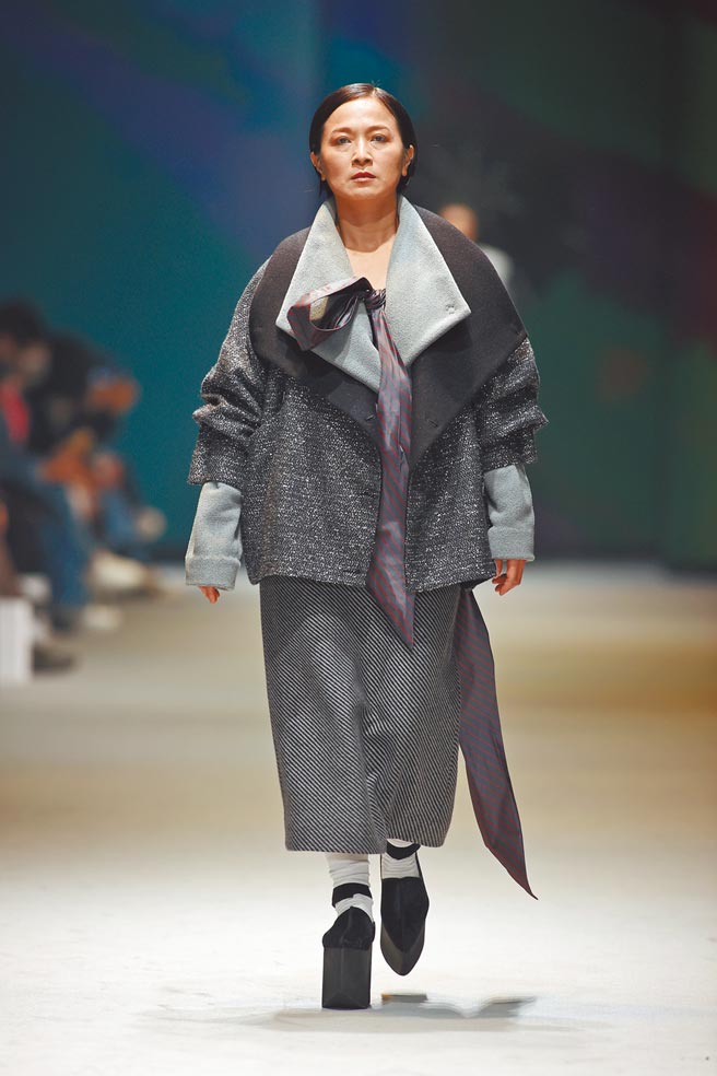 谢琼暖以UUIN与儒鸿企业开发的运动面料服装帅气走上伸展台。（臺北时装周提供）