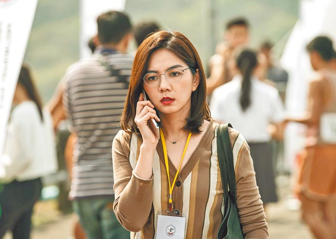 Ella在新片《野夏天》化身女记者，展现不同以往的演技。（群石国际提供）