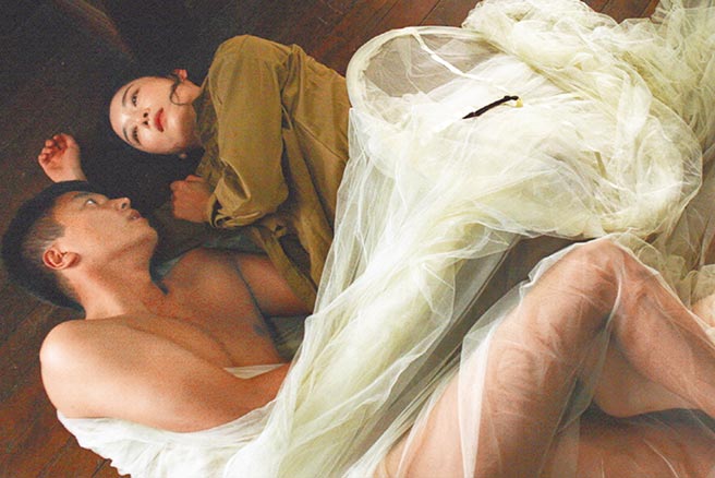 延玗臻（左）、智眼主演大胆情欲之作《为人民服务》。（车库提供）