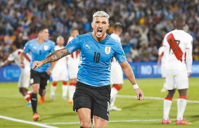 阿拉斯凯塔在上半场终了前攻破秘鲁大门，让乌拉圭与厄瓜多双双挺进卡达世足赛。 （路透）