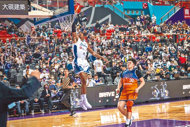 攻城狮洋将法狮（左）准备飞身单手爆扣。（攻城狮提供）