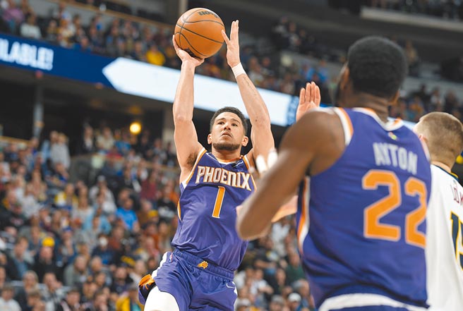 太陽戴文布克（左）喜迎控衛保羅傷癒歸隊，對金塊之戰狂砍49分。（美聯社）