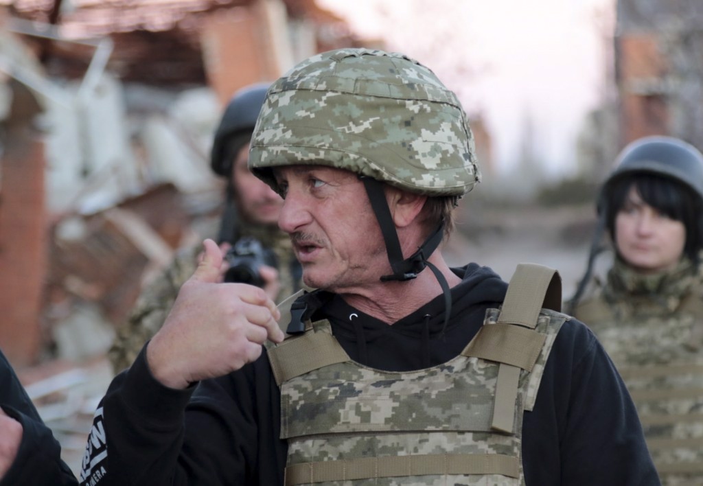 奥斯卡影帝西恩潘去年访问乌克兰，打算筹拍顿巴斯冲突纪录片，结果战争真的爆发，纪录片无法继续拍摄。图/美联社(photo:ChinaTimes)