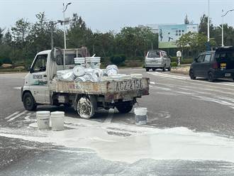 小貨車過彎掉落水泥漆 金門機場圓環車道被染白