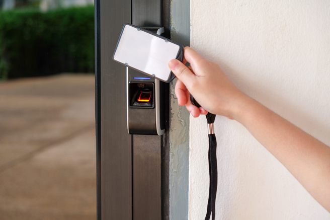 一名网友凌晨到超商买消夜，回家却发现没有带一楼大门的磁扣钥匙，不得其门而入，他灵机一动到超商买丸子球饼乾代替石头，丢向二楼邻居窗户，没想到成功唤醒正在熟睡的邻居。（图／示意图，达志影像）