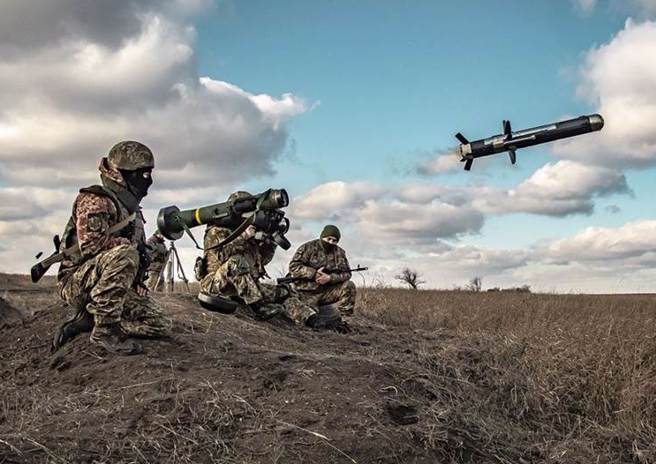 蔡正元认为顿巴斯地区恐爆发「大炮战」。图为乌克兰官兵试射「标枪」飞弹。（图／乌克兰国防部推特）