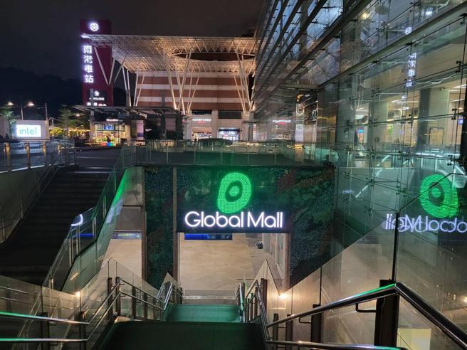 Global Mall開創百貨先例首度擴大「Earth Hour地球一小時（Earth Hour）」的規模，將全台八店關燈時間延長為12小時，4月22日前更將LOGO招牌燈替換成綠色。（Global Mall提供）
