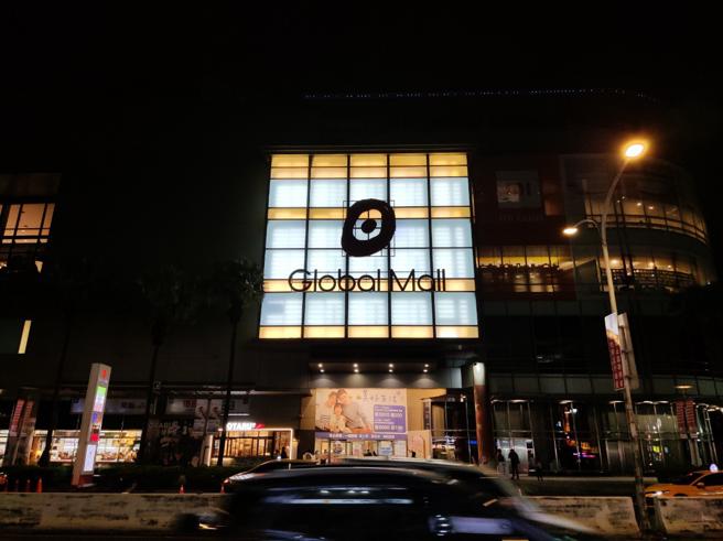 為了響應「地球一小時」，Global Mall全台八店在昨（26日）8點30分起關掉招牌燈，並延長為12小時。（Global Mall提供）