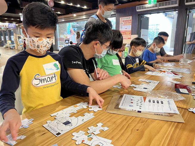 Global Mall今年每季都將舉辦「未來永續小學堂」，以主題情境搭配闖關互動遊戲，讓小朋友透過拼圖認識綠色商品。（Global Mall提供）