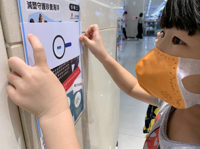 Global Mall將商場打造為永續發展教育基地，舉辦小小農夫活動、魚菜共生池到未來永續小學堂，甚至集結社企、戶外市集舉辦系列環保節能活動，讓綠色種子播散出去。（Global Mall提供）