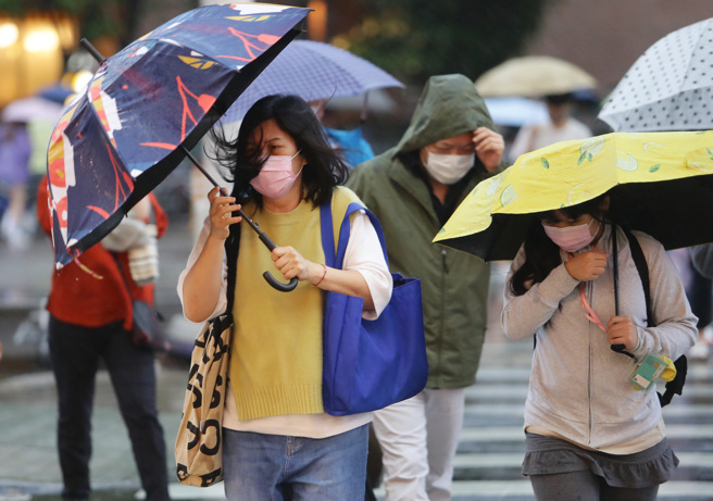 鋒面接近，今天全台都有陣雨或雷雨，其中苗栗以北有短延時強降雨。（季志翔攝）