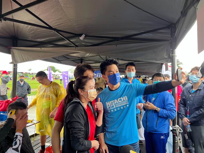 蔣萬安抵達會場後，並未選擇到前方舞台區，而是走向廣場與市民朋友、攤位廠商互動。（黃婉婷攝）