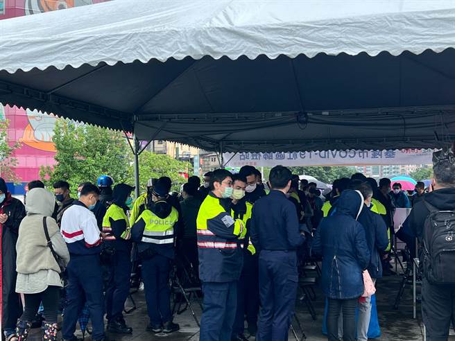 約莫10點多基隆篩檢站湧入大批員警排隊等候。（陳彩玲攝）