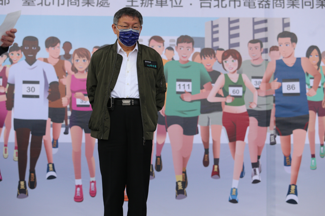 台北市長柯文哲27日前往大直美堤河濱公園，出席「第7屆電器盃反詐騙公益路跑」活動，並頒獎給男子組21公里前3名的選手。（黃世麒攝）