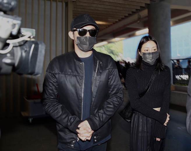 王柏傑（左）跟謝欣穎情侶倆低調現身公祭。（陳俊吉攝）