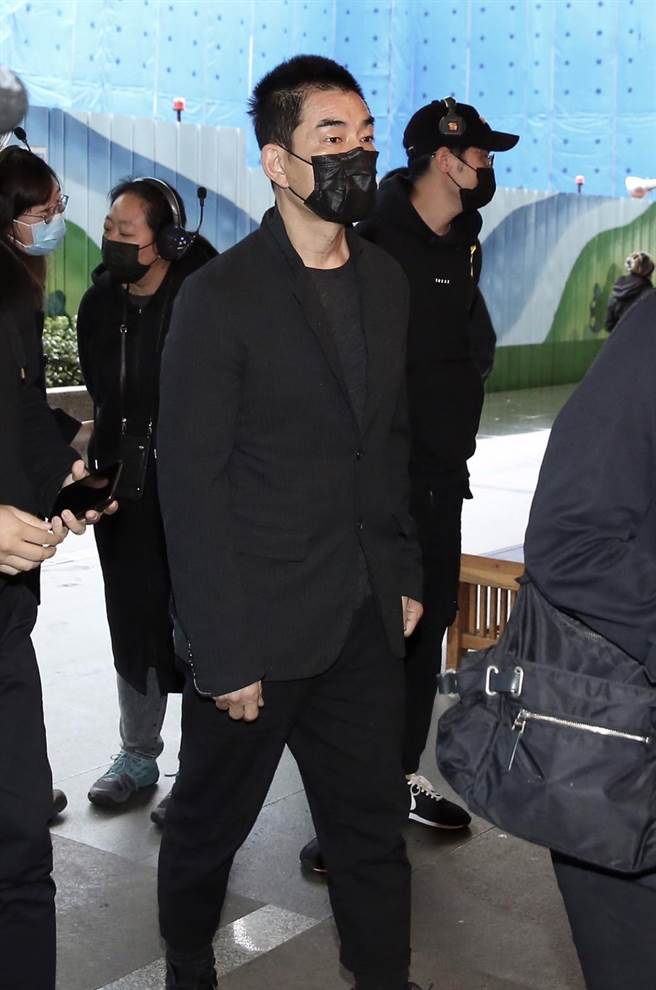 任賢齊穿一身黑低調出席黃柏雄公祭。（陳俊吉攝）