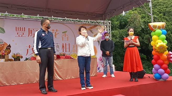 本土疫情再起，台中市长卢秀燕表示学校要审视毕业旅行计画。（陈淑娥摄）