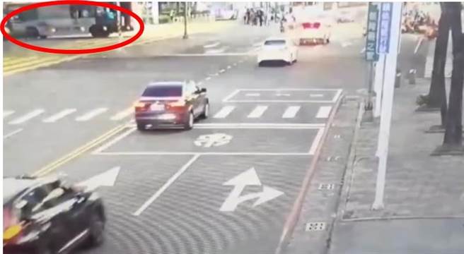 客运停在轻轨轨道上，导致双向轻轨都无法通行。（翻摄照片／高雄洪靖宜传真）