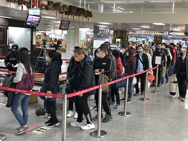 金门尚义机场今天恢復正常起降，一早就涌现大批搭机人潮，出现班班客满的热闹景况。（李金生摄）