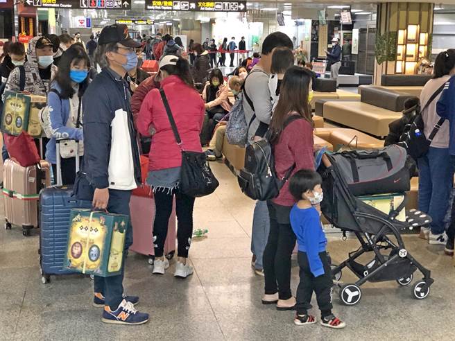 迄上午11时止已有8班次离境，送走近800名旅客。（李金生摄）