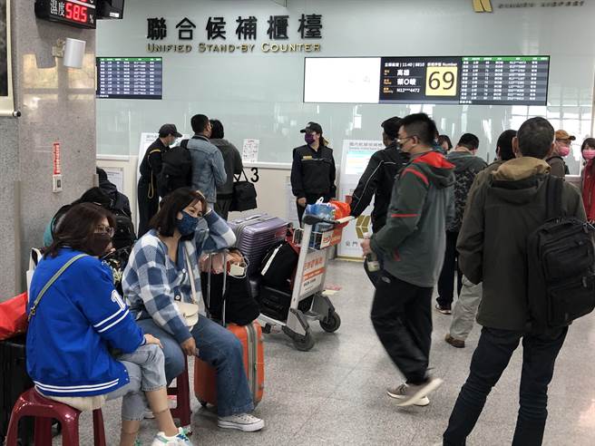 金门航空站启动联合候补作业柜台，整体疏运十分流畅。（李金生摄）