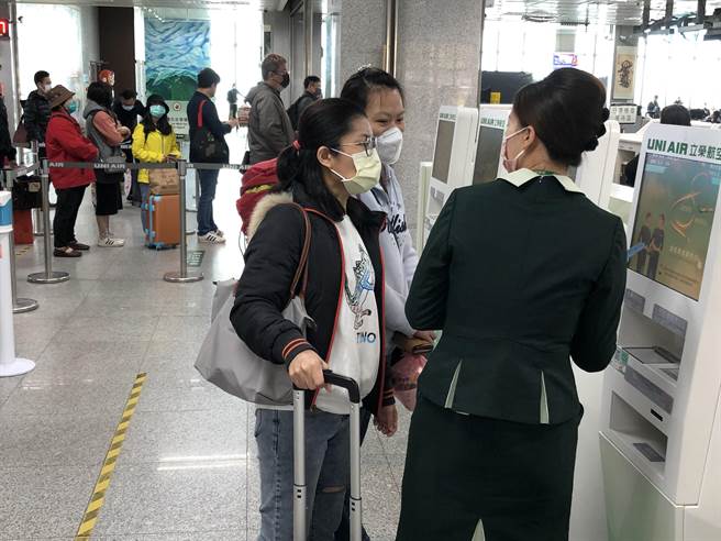 金门航站把握天候好转的机会，协同华信、立荣航空把握机会加紧疏运作业。（李金生摄）