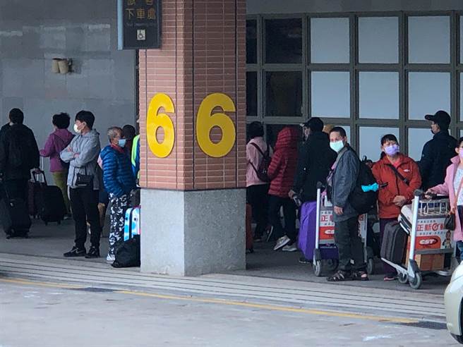 尚义机场恢復正常起降，滞留旅行团赶往机场报到。（李金生摄）
