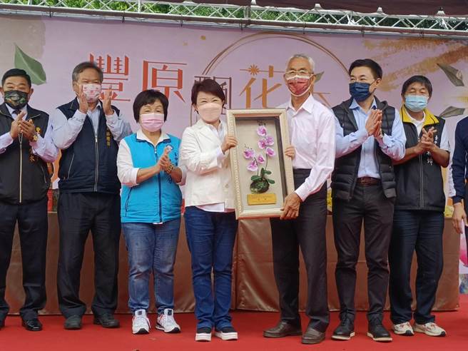 「台中市花卉推广暨柑橘产业行销活动 」今天登场，市长卢秀燕颁奖给花卉得奖人员。（陈淑娥摄）