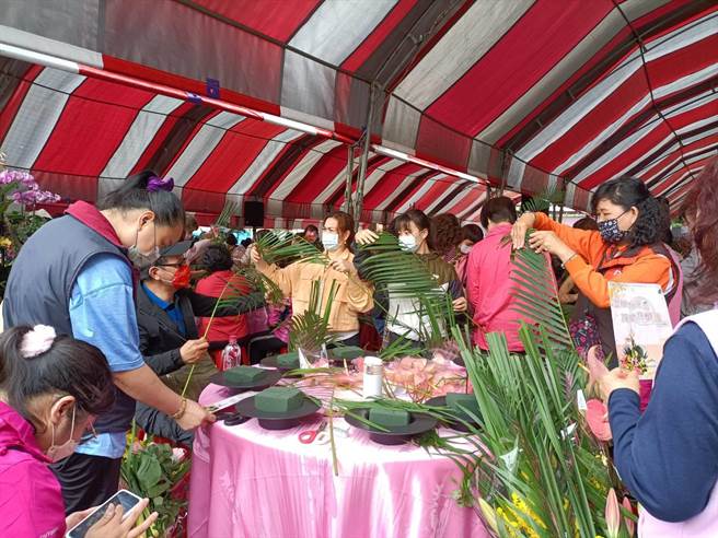 活动特别邀请花艺老师教学，增加市民对花卉的了解与喜爱。（陈淑娥摄）