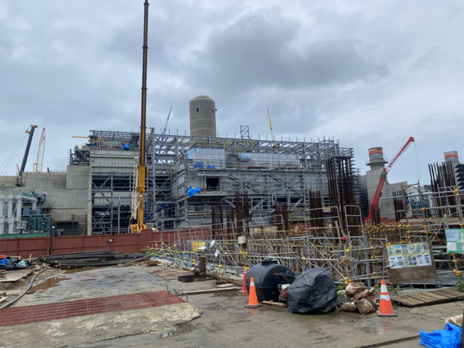 桃園市大潭電廠擴建工程疑爆發移工群聚，據悉該群移工宿舍位處新竹縣新豐鄉，都採團進團出大潭工程，昨晚該宿舍有數10名移工有感冒症狀，快篩驚見有近30人陽性。（圖／記者蔡依珍攝影）