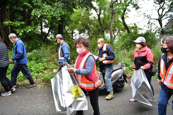 林务局27日在台中市外埔区「三崁水美保安林」办理《保安林赖着你—户外森山派对》。（林务局提供）