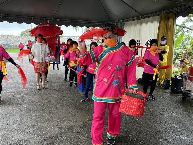 在地特色「抬轿班」热情表演。（林务局提供）