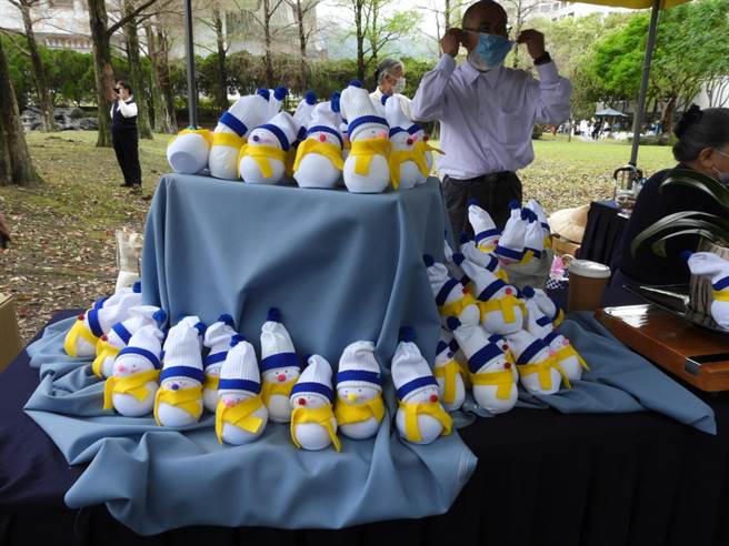 在花蓮慈濟附小擔任手工藝老師的劉昭君，日前與近50名慈濟志工，一同製作1千隻烏克蘭娃娃進行義賣，並將所得全數捐出，盼能幫助因戰爭被迫流離失所的烏克蘭難民。（羅亦晽攝）