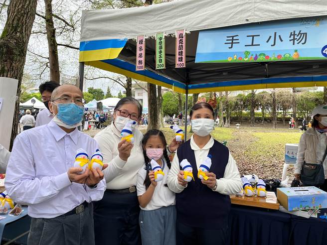 在花蓮慈濟附小擔任手工藝老師的劉昭君（左二），日前與近50名慈濟志工，一同製作1千隻烏克蘭娃娃進行義賣，並將所得全數捐出，盼能幫助因戰爭被迫流離失所的烏克蘭難民。（羅亦晽攝）