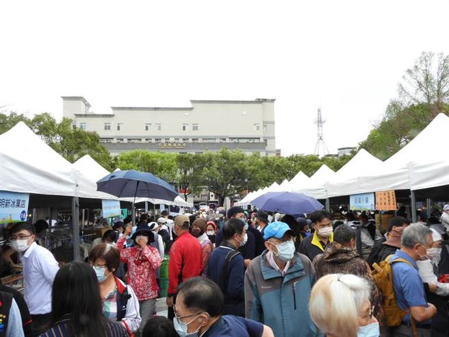 慈濟今舉辦「Young善公益蔬食市集」，共60多個攤位擺攤，包含素食餐點，還有宜花多家名產、日常有品、花卉盆栽等，多樣豐富的市集，一早就吸引不少民眾前往，現場相當熱鬧。（羅亦晽攝）