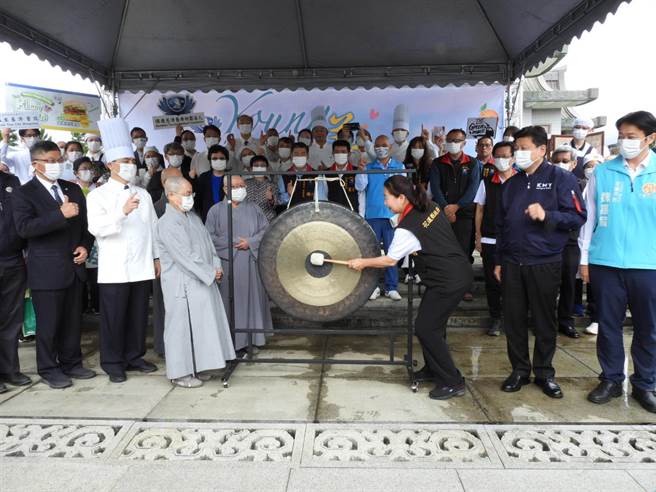 慈濟今舉辦「Young善公益蔬食市集」，縣長徐榛蔚（右三）、立委傅崐萁（右二）等人也特地前往參加，現場相當熱鬧。（羅亦晽攝）