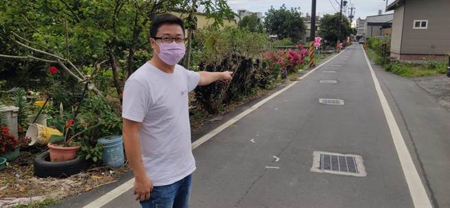 陈情人林瑞文表示，不到200公尺的路段，就有高达28个水沟盖，来往的车辆都得左弯右拐的闪避，影响行车安全，还有车辆经过水沟盖噪音的问题，希望公所可以尽快处理好。（吴佩蓉摄）