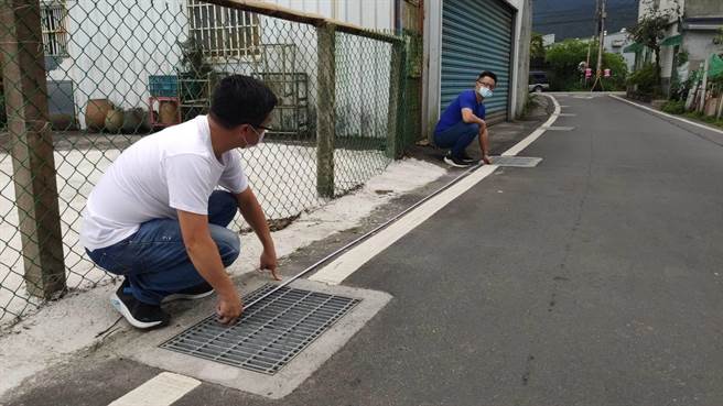 陈情人林瑞文表示，不到200公尺的路段，就有高达28个水沟盖，来往的车辆都得左弯右拐的闪避，影响行车安全，还有车辆经过水沟盖噪音的问题，希望公所可以尽快处理好。（吴佩蓉摄）