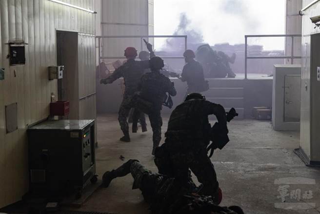 东引忠义操演，演练与敌人在防区格斗。军闻社提供