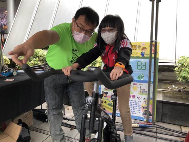 2022新北市童樂節首場大型活動登場，新北市萬里國小攤位。（葉書宏攝）