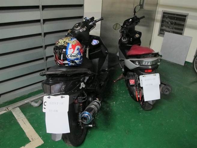 李嫌在網路上買空賣空，詐騙機車零件等物品，共有12名被害人遭詐，警方查扣嫌犯的2輛機車。（警方提供）